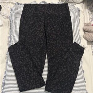 Wonder train 28’ inseam lululemon leopard print leggings size 4